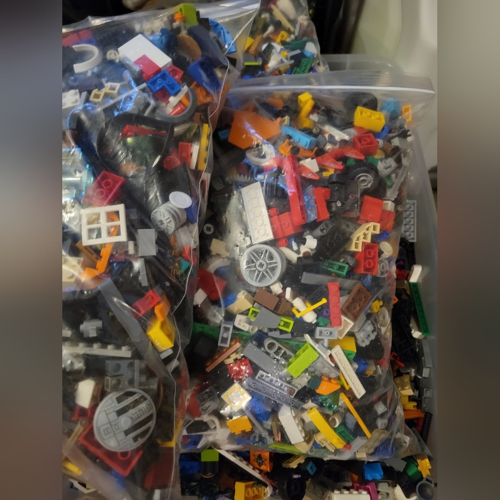 4+ lbs mixed Legos